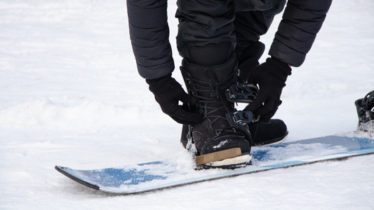 come allacciare gli attacchi dello snowboard